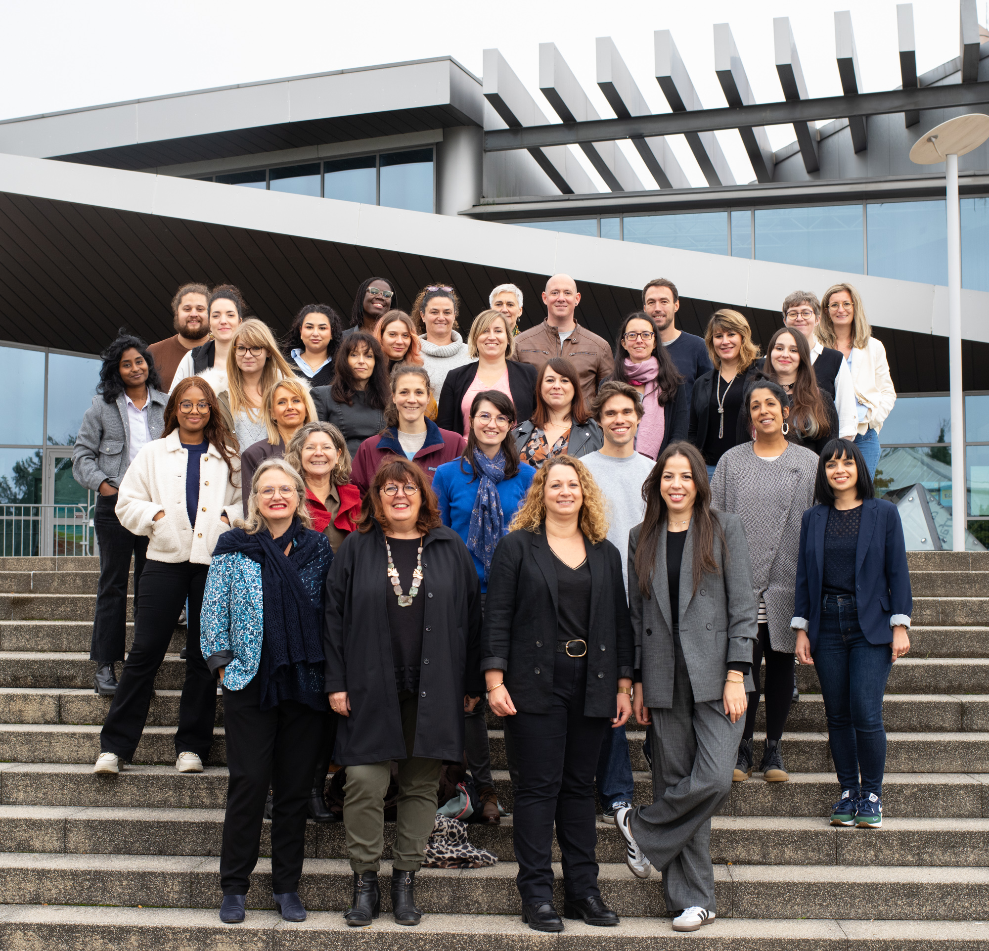 Photo de groupe d'une grande partie de l'équipe de Retravailler dans l'Est en 2024